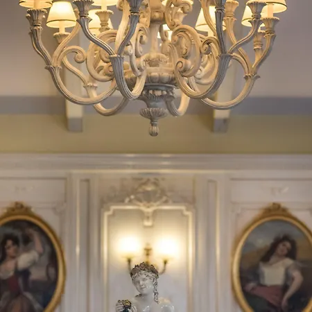 Franceschi & Szálloda Mira